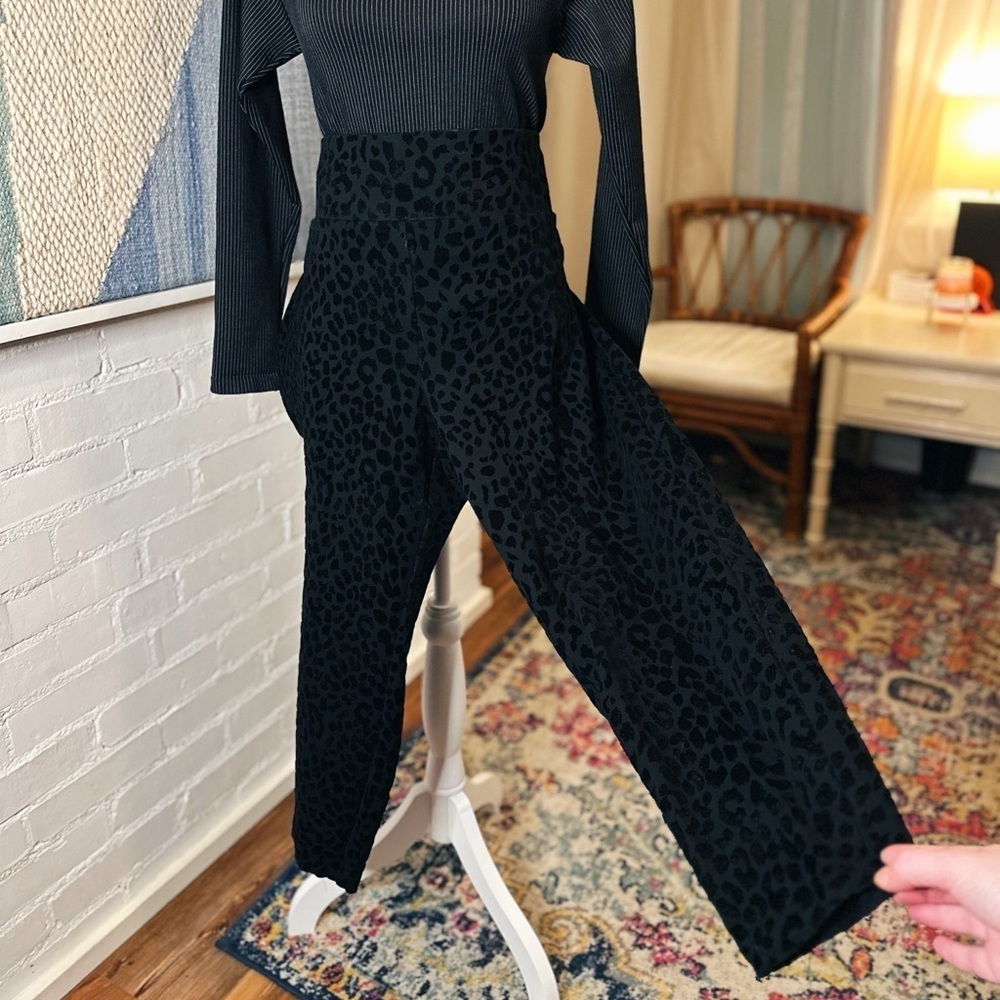 Torrid Black Velvet Leopard Print Pixie Ankle Cropped Skinny Leg Pants
